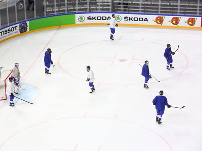 Slovenskí hokejisti trénujú presilovky