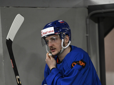 Oliver Okuliar prichádza na tréning počas prípravy slovenskej hokejovej reprezentácie na majstrovstvá sveta v hokeji