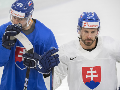 Slovenskí hokejoví reprezentanti vľavo Alex Tamáši a vpravo kapitán Marek Hrivík