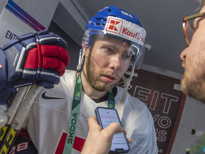 Slovenský hokejový reprezentant Matúš Sukeľ hovorí po tréningu s novinármi 