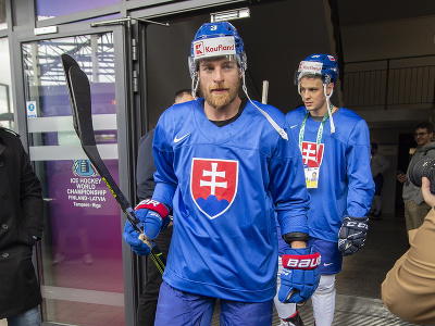 Slovenskí hokejoví reprezentanti v popredí Adam Jánošík a v pozadí Patrik Koch po tréningu