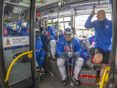 Slovenskí hokejoví reprezentanti po tréningu v autobuse na 86. Majstrovstvách sveta v ľadovom hokeji