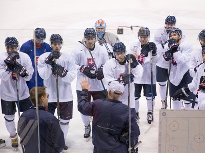 Hráči slovenskej hokejovej reprezentácie počas tréningu