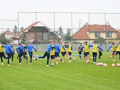 Slovenskí futbaloví reprezentanti sa rozcvičujú  počas tréningového kempu v Senci