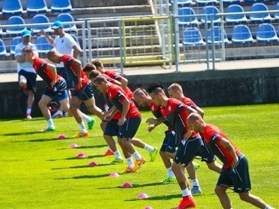 Slovenskí futbaloví reprezentanti zarezávajú na tréningu v Senci