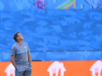 Tréner Štefan Tarkovič počas tréningu slovenskej futbalovej reprezentácie pred zápasom so Španielskom