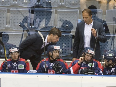 Na snímke slovenská striedačka, vľavo v pozadí tréner tímu Norbert Javorčík a vpravo jeho asistent Ján Pardavý 
