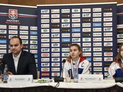 Na snímke zľava tréner slovenskej hokejovej reprezentácie žien do 18 rokov Peter Kúdelka, hráčka a kapitánka Sofia Vysokajová, hráčka Júlia Matejková