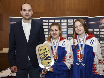 Na snímke zľava tréner slovenskej hokejovej reprezentácie žien do 18 rokov Peter Kúdelka, hráčka a kapitánka Sofia Vysokajová, hráčka Júlia Matejková