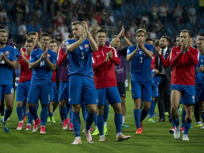 Na snímke slovenskí reprezentanti ďakujú divákom po výhre 3:0 nad Švédskom 