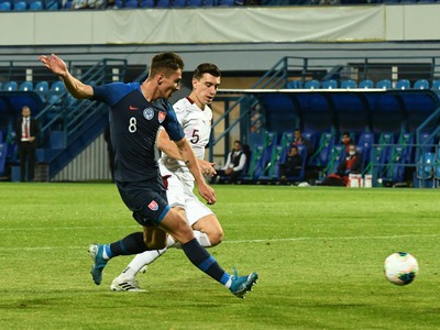 Na snímke zľava útočník Dávid Ďuriš (SR) a obranca Cédric Zesiger (Švajčiarsko) v zápase kvalifikácie ME 2021 hráčov do 21 rokov