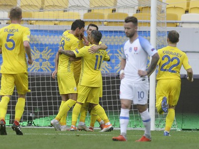 Gólové oslavy futbalistov Ukrajiny po premenej penalte Jarmolenka