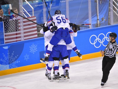 Slovenskí hokejisti sa tešia po góle Andreja Kudrnu