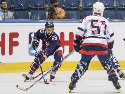 Na snímke zľava Ondrej Burzala (Slovensko) a Derrick Burnett (USA) počas inline hokejového zápasu A-skupiny Slovensko - USA na Majstrovstvách sveta v in-line hokeji