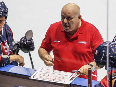 Na snímke tréner slovenskej reprezentácie Imrich Antal počas inline hokejového zápasu A-skupiny Slovensko - USA na Majstrovstvách sveta v in-line hokeji