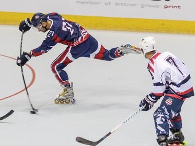 Na snímke zľava Filip Novák (Slovensko) a Tyler Spezia (USA) počas inline hokejového zápasu A-skupiny Slovensko - USA na Majstrovstvách sveta v in-line hokeji