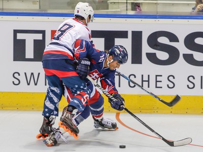 Na snímke zľava Travis Noe (USA) a Peter Lichanec (Slovensko) počas inline hokejového zápasu A-skupiny Slovensko - USA na Majstrovstvách sveta v in-line hokeji