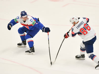 Na snímke zľava slovenský hokejista Šimon Nemec a hráč USA Joel Farabee bojujú o puk počas zápasu základnej B-skupiny USA - Slovensko na 87. majstrovstvách sveta v ľadovom hokeji