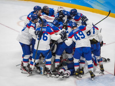 Hráči Slovenska oslavujú postup do semifinále po víťazstve 3:2 vo štvrťfinále olympijského turnaja v hokeji mužov nad USA po samostatných nájazdoch 