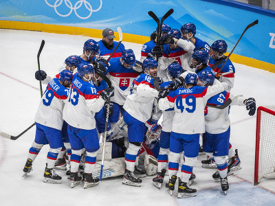 Hráči Slovenska oslavujú postup do semifinále po víťazstve 3:2 vo štvrťfinále olympijského turnaja v hokeji mužov nad USA po samostatných nájazdoch 