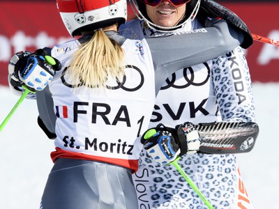 Slovenka Veronika Velez-Zuzulová (vpravo) a Francúzka Adeline Baudová Mugnierová počas finále súťaže tímov na MS vo švajčiarskom St. Moritze