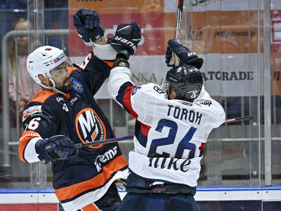 Zľava: Vladimír Mihalík z HK Michalovce a Tomáš Torok z HC Slovan v súboji
