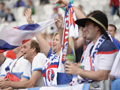 Slovenskí fanúšikovia pred premiérovým zápasom na EURO