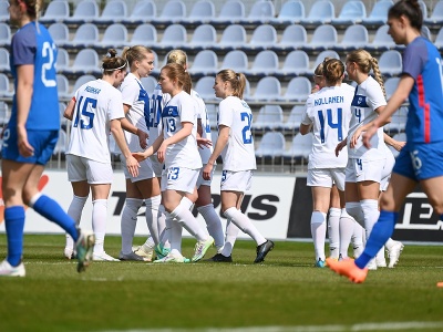 Futbalistky Fínska sa tešia po strelení úvodného gólu počas priateľského zápasu Slovensko - Fínsko