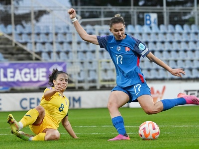 Vpravo hráčka Slovenska Mária Mikolajová a kapitánka Rumunska Stefania Vatafuová v súboji