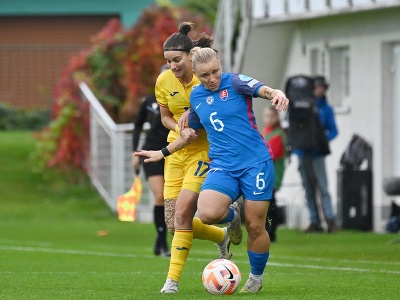 Vpravo hráčka Slovenska Katarína Vredíková a hráčka Rumunska Claudia Bistrianová v súboji