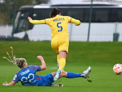 Vľavo hráčka Slovenska Diana Lemešová a hráčka Rumunska Teodora Melutaová v súboji o loptu