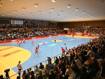 Na snímke zaplnená hala počas prvého zápasu II. fázy kvalifikácie hádzanárok o postup na MS 2023 Slovensko - Chorvátsko