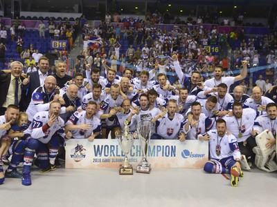 Slovenskí hokejbalisti s víťaznou trofejou po zisku štvrtého zlata po sebe