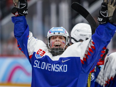 Radosť hokejistiek Slovenska zo zisku bronzových medailí po víťazstve v zápase o 3. miesto nad Švajčiarskom 2:1