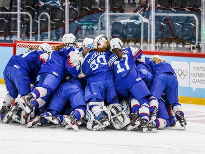 Radosť hokejistiek Slovenska zo zisku bronzových medailí po víťazstve v zápase o 3. miesto nad Švajčiarskom 2:1