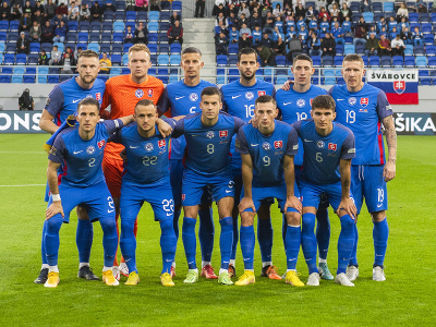 Základná jedenástka slovenskej futbalovej reprezentácie pózuje pred úvodným výkopom zápasu 6. kola C-divízie Ligy národov Slovensko - Bielorusko