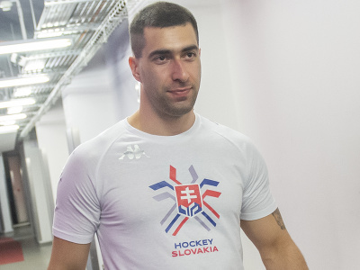 Slovenský hokejový reprezentant Andrej Kudrna prichádza na zraz slovenskej hokejovej reprezentácie v Bratislave