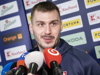 Slovenský hokejový reprezentant Peter Bačík, ktorý dostal premiérovú pozvánku do reprezentačného A-tímu, odpovedá na otázky novinárov počas príchodu na reprezentačný zraz v Bratislave