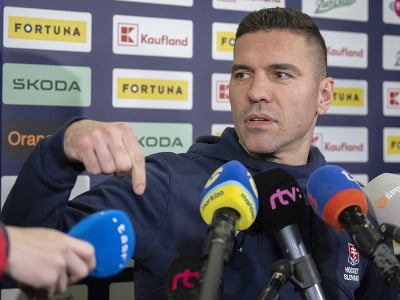 Asistent trénera slovenskej hokejovej reprezentácie Peter Frühauf odpovedá na otázky novinárov počas príchodu na reprezentačný zraz v Bratislave