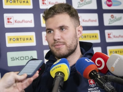 Slovenský hokejový reprezentant Martin Bodák odpovedá na otázky novinárov počas príchodu na reprezentačný zraz v Bratislave