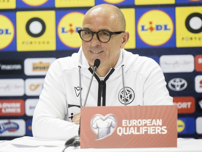 Tréner slovenskej futbalovej reprezentácie Francesco Calzona počas tlačovej konferencie 