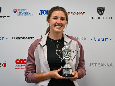 Na snímke tenistka Renáta Jamrichová s víťaznou trofejou počas tlačovej konferencie Slovenského tenisového zväzu