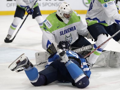 Na snímke hore slovinský brankár Gašper Krošelj, dole fínsky hráč Juuso Hietanen