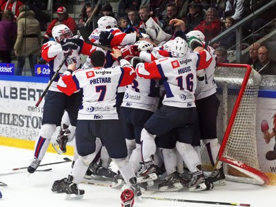 Slovinskí hokejisti búrlivo oslavujú