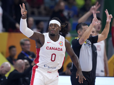 Kanadský hráč Luguentz Dort sa teší po hodení trojky v zápase štvrťfinále na MS v basketbale