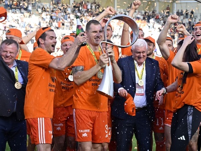 Na snímke futbalisti MFK Ružomberok sa tešia s trofejou po víťazstve vo finálovom zápase Slovnaft Cupu