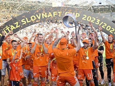 Na snímke futbalisti MFK Ružomberok sa tešia s trofejou po víťazstve vo finálovom zápase Slovnaft Cupu