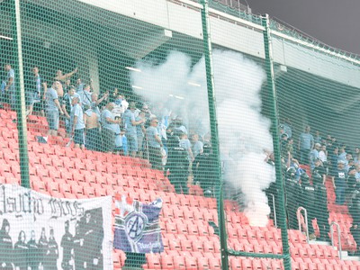 Policajti vytláčajú fanúšikov Slovana zo sektoru počas finále Slovnaft Cup-u