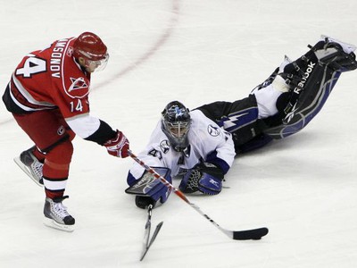 Mike Smith predviedol aj takýto skvelý zákrok