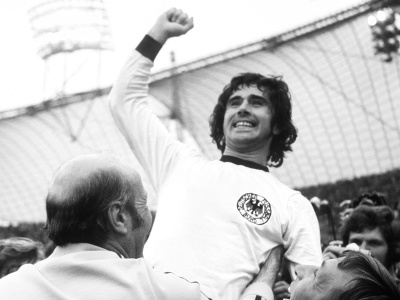 Na archívnej snímke zo 7. júla 1974 futbalista Nemeckej spolkovej republiky Gerd Müller (uprostred) a tréner Helmut Schön (vľavo) sa tešia po výhre nad Holandskom vo finále majstrovstiev sveta vo futbale v Berlíne.